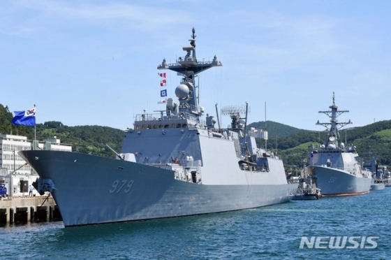 【부산=뉴시스】 하경민 기자 = 13일 오후 부산 남구 해군작전사령부 부두에서 청해부대 30진 강감찬함(DDH-979·4400t급·사진 앞)이 출항을 준비하고 있다.   함정 승조원을 비롯해 해군특수전전단(UDT/SEAL) 요원으로 구성된 검문검색대와 링스 해상작전헬기를 운용하는 항공대, 해병대·의무요원 등으로 구성된 경계·지원대 등 총 300여 명으로 편성된 청해부대 30진은 아덴만에서 작전을 수행 중인 29진 대조영함(4400t급)과 9월 초 임무를 교대한 이후 내년 2월 말까지 약 6개월 동안 우리 선박을 보호하는 임무 등을 수행할 예정이다.   청해부대 30진은 미국이 주도하는 호르무즈 해협 호위연합체에 참가할 지 관심이 쏠리고 있다. 2019.08.13.   yulnetphoto@newsis.com