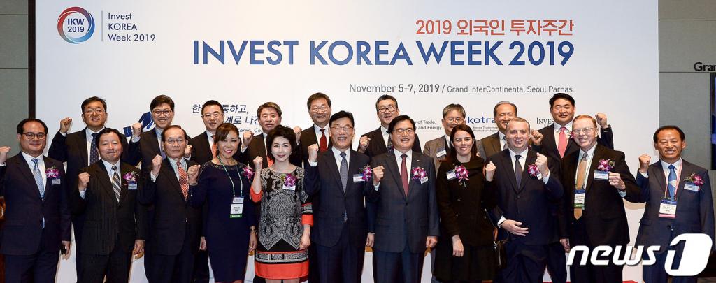 5일 서울 그랜드 인터컨티넨탈에서 열린 ‘2019 외국인투자주간' 개막식에서 권평오 코트라 사장(앞줄 오른쪽 다섯번째)이 박태성 산업통상자원부 무역투자실장(앞줄 오른쪽 여섯번째) 등 주요 참석자들과 개막 기념촬영을 하고 있다. (코트라 제공) 2019.11.5/사진=뉴스1