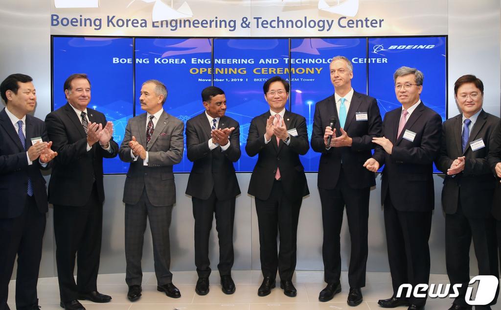 성윤모 산업통상자원부 장관이 1일 서울 강남구 ASEM타워에서 열린 보잉 R&D센터 개소식에 참석해 나비드 후세인 보잉R&T 사장, 에릭 존 보잉코리아 사장 등 주요 참석자들과 테이프 커팅을 마치고 박수치고 있다. (산업통상자원부 제공) 2019.11.1/사진=뉴스1