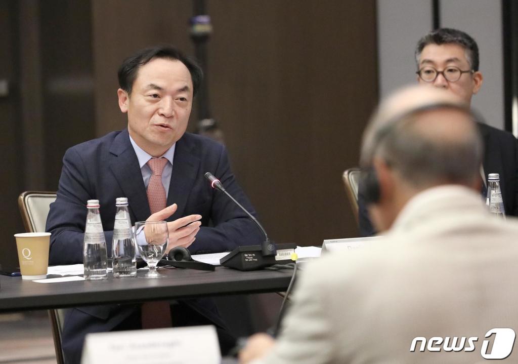 정대진 산업통상자원부 투자정책관이 20일(현지시간) 미국 실리콘밸리 포시즌스호텔에서 열린 미국 투자가 라운드테이블에서 인사말을 하고 있다. (산업통상자원부 제공) 2019.11.21/사진=뉴스1