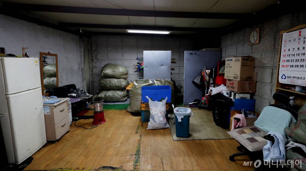 서울종로경찰서 분리수거장. 분리수거 청소노동자를 위한 별도의 휴게실이 마련돼 있지 않아 사실상 쓰레기장이 휴게공간으로 사용되고 있다. 쓰레기들이 정리된 분리수거장 한 켠에 의자와 난로 등 청소노동자의 생활용품이 있다./사진=김창현 기자