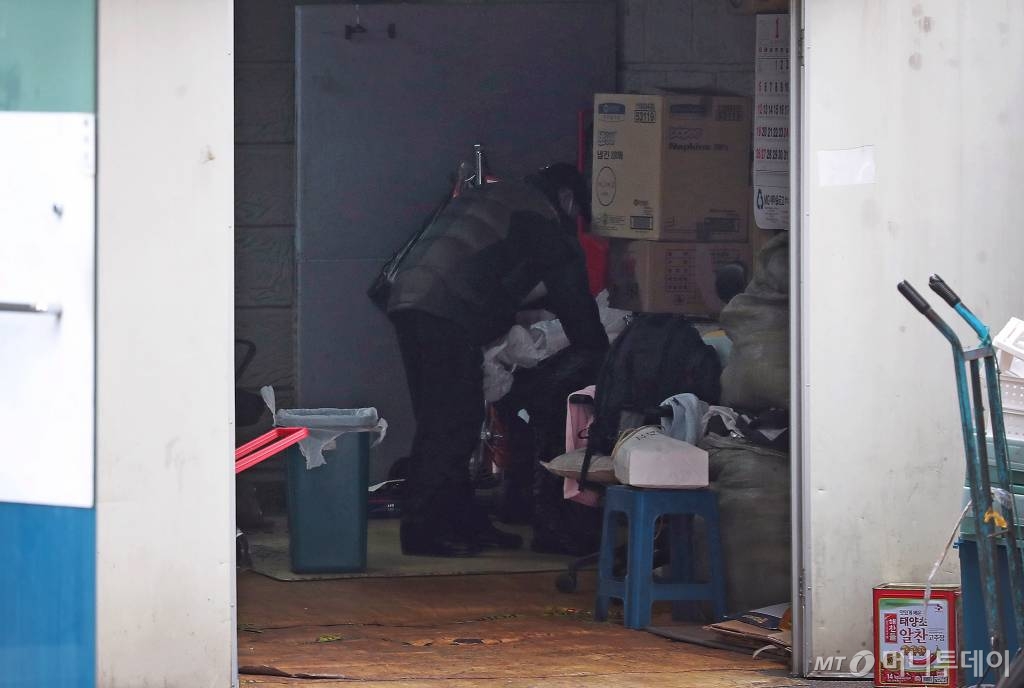 서울종로경찰서에서 일하는 분리수거 청소노동자가 쓰레기 분리수거장에서 일하고 있다. 종로서는 별도의 분리수거 청소노동자 휴게실이 없어서 쓰레기 저장공간이 휴게공간으로도 사용되고 있다./사진=김창현 기자