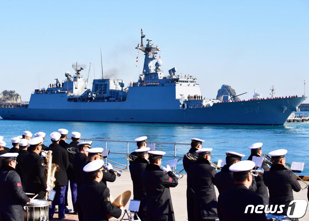 27일 부산작전기지에서 청해부대 31진 왕건함이 출항하고 있다. 청해부대 31진 왕건함은 함정 승조원을 비롯해 특수전(UDT)장병으로 구성된 검문검색대와 해상작전헬기(LYNX)를 운용하는 항공대 장병 등 300명으로 구성돼 있으며, 청해부대 30진 강감찬함과 1월 중순에 임무를 교대하여, 2020년 7월까지 약 6개월 동안 파병임무를 수행한다. (해군 작전사령부 제공)./사진=뉴스1