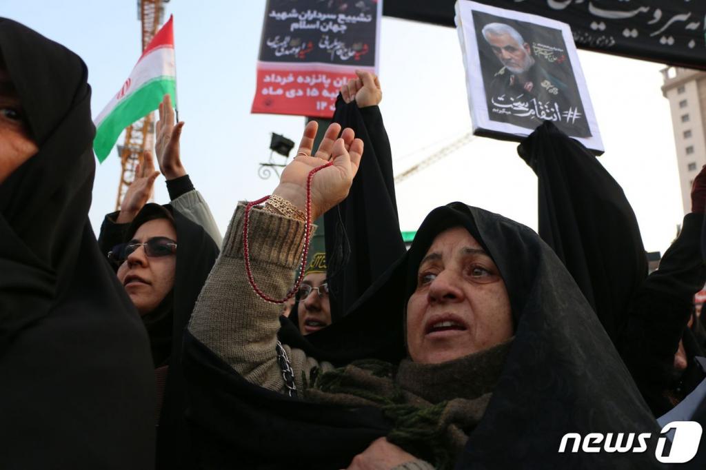 5일(현지시간) 이란인들이 시아파 성지 마슈하드에서 미군의 공습으로 사망한 거셈 솔레이마니 혁명수비대 쿠드스군 사령관을 추모를 하고 있다./사진=마슈하드 AFP=뉴스1