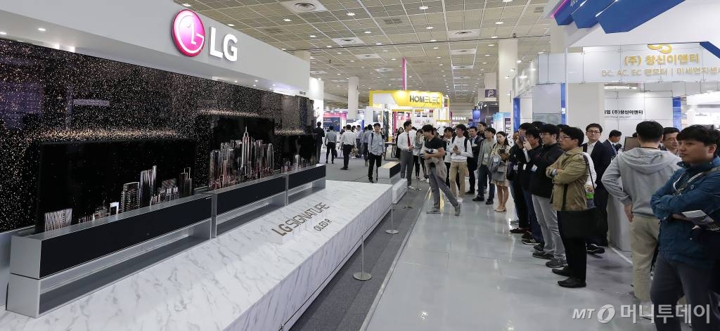 LG전자 롤러블 TV. /사진=김창현 기자