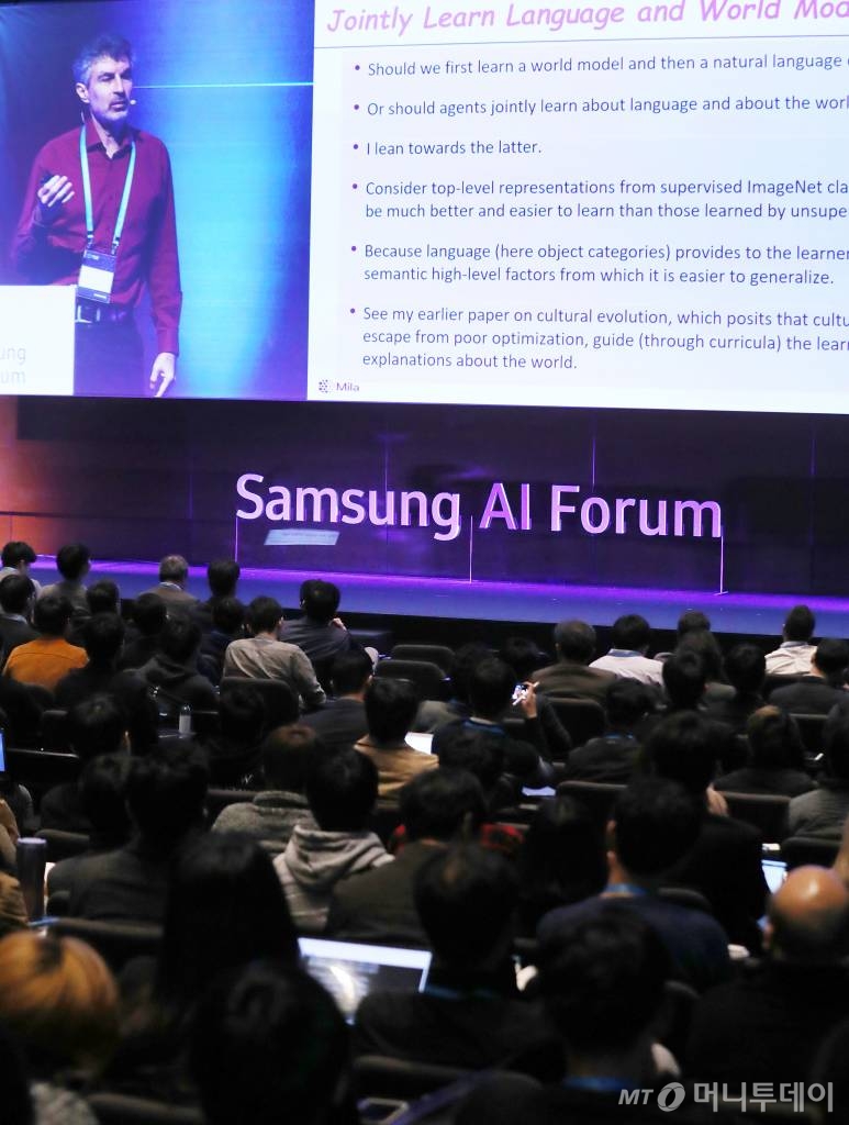 요슈아 벤지오 몬트리올대 교수가 지난해 11월 삼성전자 서울서초사옥에서 열린 '삼성 AI 포럼'에서 '딥러닝에 의한 조합적 세계 이해'에 대해 발표를 하고 있다. /사진=김휘선 기자