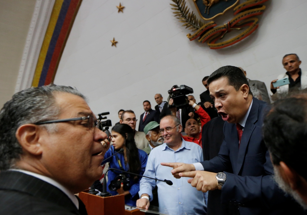 정족수를 채우지 못한 채 국회의장 표결이 진행되고 있는 베네수엘라 국회. /사진=로이터