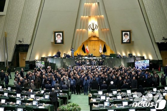 (테헤란 AFP=뉴스1) 우동명 기자 = 5일(현지시간) 테헤란 의회에서 의원들이 거셈 솔레이마니 혁명수비대 쿠드스군 사령관의 미군의 공습 사망에 항의하며 “미국에 죽음을” 외치고 있다.   © AFP=뉴스1  <저작권자 © 뉴스1코리아, 무단전재 및 재배포 금지>