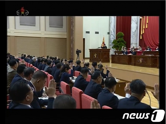 (서울=뉴스1) = 김정은 북한 국무위원장이 지난 2019년 12월28일부터 31일까지 노동당 중앙위원회 본부청사에서 제 7기 제5차전원회의를 지도했다고 1일 노동당 기관지 노동신문이 보도했다. 사진은 김 위원장이 손을 높이 들자 전원회의 참가자들이 손을 따라 들고 있는 모습. (조선중앙TV 갈무리) 2020.01.01./뉴스1   <저작권자 © 뉴스1코리아, 무단전재 및 재배포 금지>