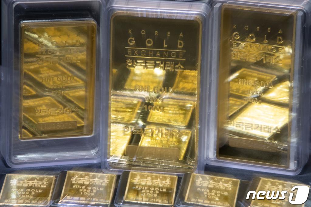 (서울=뉴스1) 유승관 기자 = 6일 서울 종로구 한국금거래소에 골드바가 진열돼 있다. 미국과 이란의 갈등이 격화되며 금 등 안전자산이 들썩이고 있다. 3일 기준 국제 금값은 전날보다 온스당 1.59%(24.30달러) 상승한 1,552.40달러를 기록하며 지난해 9월 미·중 무역갈등 이후 최고치를 기록했다. 2020.1.6/뉴스1  <저작권자 © 뉴스1코리아, 무단전재 및 재배포 금지>