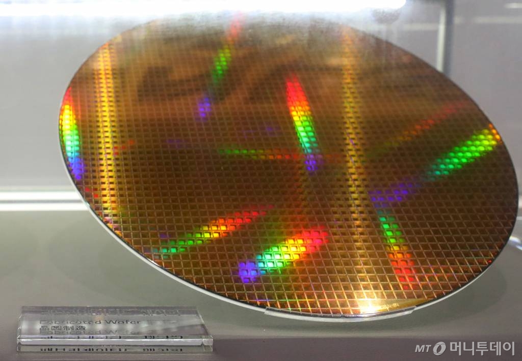 2일 오전 서울 서초구 삼성딜라이트 전시관에 반도체 웨이퍼가 전시돼 있다. 2019.08.02. /사진=뉴시스