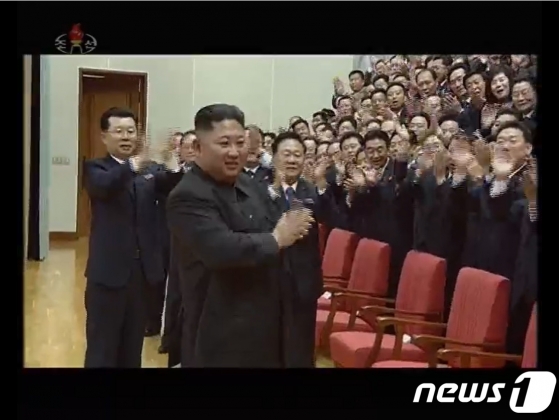 (서울=뉴스1) = 김정은 북한 국무위원장이 지난 2019년 12월28일부터 31일까지 노동당 중앙위원회 본부청사에서 제 7기 제5차전원회의를 지도했다고 1일 노동당 기관지 노동신문이 보도했다. 사진은 전원회의 참가자들이 김 위원장을 향해 박수를 치고 있는 모습이다.(조선중앙TV 갈무리) 2020.01.01./뉴스1   <저작권자 © 뉴스1코리아, 무단전재 및 재배포 금지>