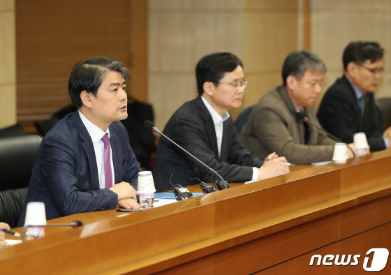 (서울=뉴스1) = 주영준 산업통상자원부 에너지자원실장이 6일 오후 서울 종로구 한국무역보험공사에서 열린 중동 정세 관련 석유·가스 수급 및 가격동향 점검회의를 주재하고 있다. (산업통상자원부 제공) 2020.1.6/뉴스1  <저작권자 © 뉴스1코리아, 무단전재 및 재배포 금지>