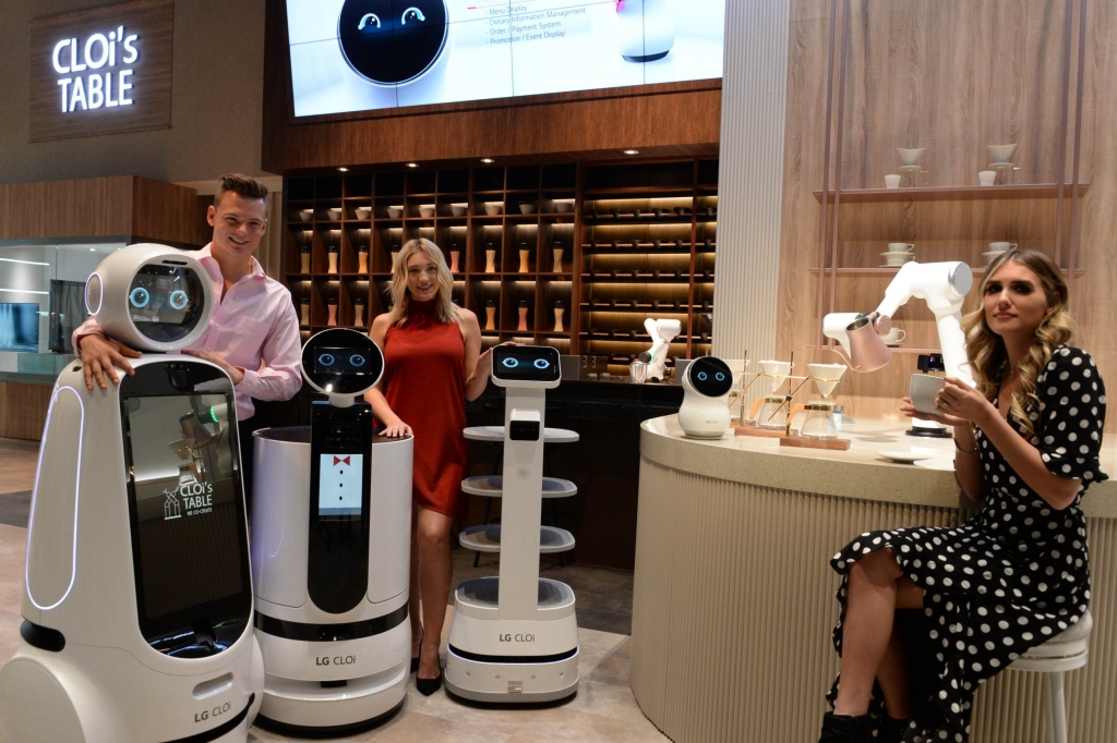 LG전자 모델들이 미국 라스베이거스에서 열리는 세계 'CES 2020'에서 LG전자의 로봇 서비스를 소개하고 있다. /사진제공=LG전자