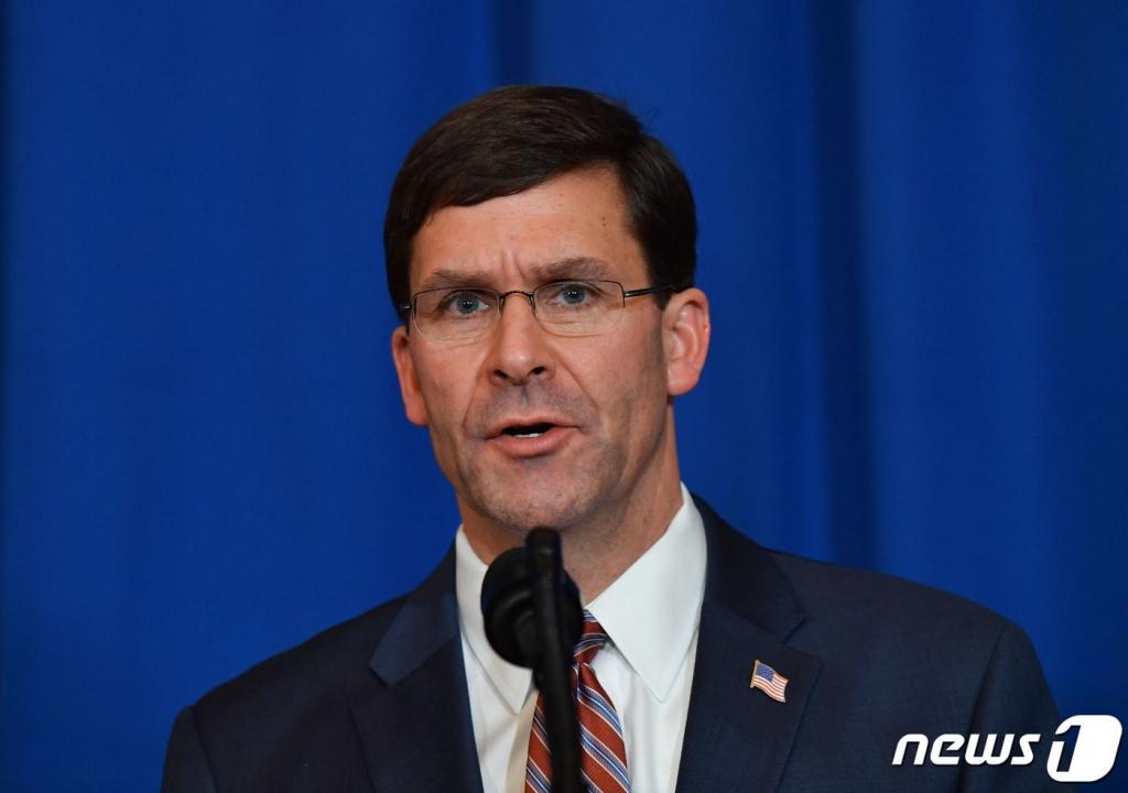 (팜비치 AFP=뉴스1) 우동명 기자 = 마크 에스퍼 미국 국방장관이 29일(현지시간) 플로리다주 팜비치의 마러라고 리조트에서 미군의 이라크와 시리아 공습 관련 브리핑을 하고 있다. 에스퍼 장관은 이날 이라크와 시리아를 겨냥한 미군의 이번 공습에 대해 성공적이었다고 평가했다.  © AFP=뉴스1