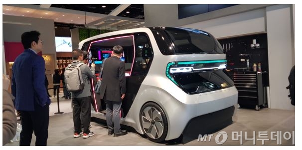 LG전자 퀄컴·MS(마이크로소프트) 등과 손잡고 제작한 차량용 인포테인먼트 플랫폼 '웹OS 오토'가 탑재된 자동차/사진제공=LG전자