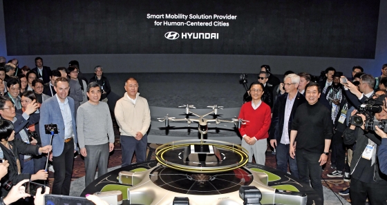 세계 최대 IT·가전 전시회 'CES 2020' 개막을 하루 앞둔 6일 오후(현지시간) 미국 라스베이거스 만달레이베이 호텔에서 열린 현대차 프레스 콘퍼런스에서 정의선 현대차그룹 수석부회장(왼쪽 세번째)이 에릭 앨리슨 우버 엘리베이트 총괄 등 관계자들과 함께 'S-A1' 모형 앞에서 관계자들과 함께 기념촬영을 하고 있다./사진제공=현대차