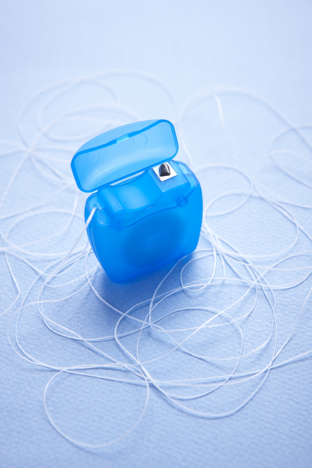 위 사진처럼 손가락에 치실을 단단히 감고 사용하는 것이 편리하다/사진제공=이미지투데이