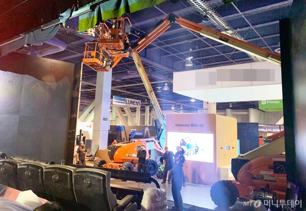 지난 6일(현지시간) 미국 라스베이거스 CES 행사장 내 상영관에서 CJ대한통운과 CJ 4D플렉스 관계자들이 상영 설비들의 설치 및 최종 조정 작업을 진행하고 있다. /사진제공=CJ대한통운