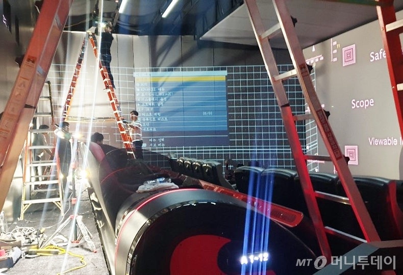 지난 6일(현지시간) 미국 라스베이거스 CES 행사장 내 상영관에서 CJ대한통운과 CJ 4D플렉스 관계자들이 상영 설비들의 설치 및 최종 조정 작업을 진행하고 있다. /사진제공=CJ대한통운