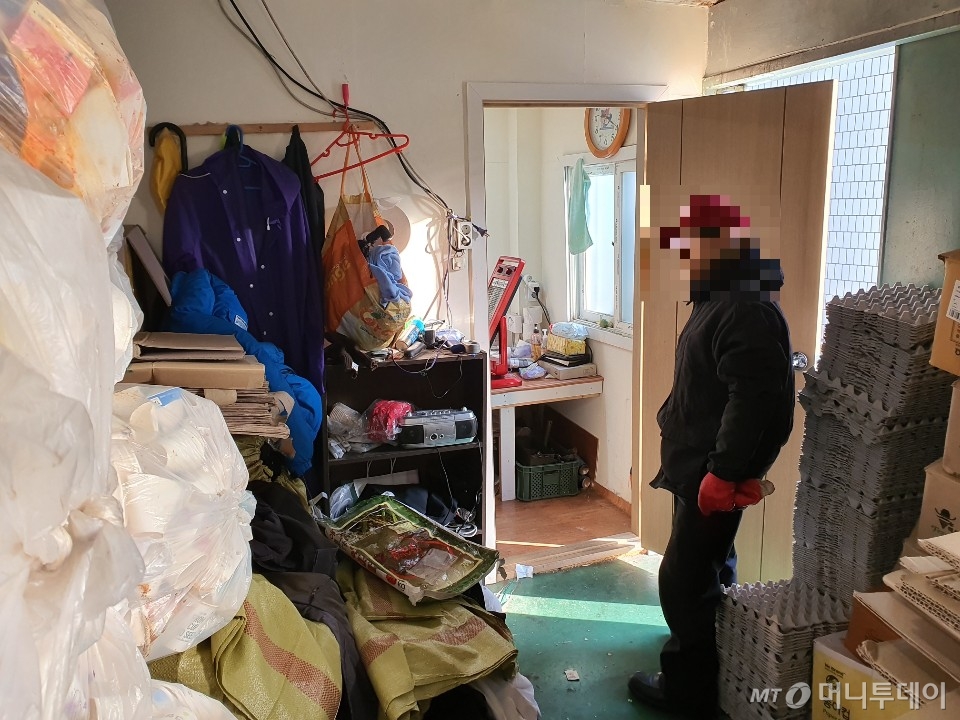 서울 성동경찰서 분리수거장 폐기물 보관함으로 쓰이는 컨테이너. 컨테이너 내부에 벽을 치고 만든 공간이 노동자의 유일한 휴게실이다. /사진=정경훈 기자