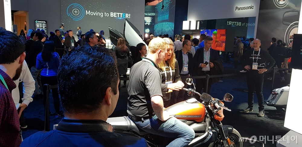 파나소닉이 7일(현지시간) 미국 라스베이거스에서 개막한 세계 최대 IT·가전 전시회 'CES 2020'에서 전시관을 자율주행차와 오토바이로 채웠다. /사진=심재현 기자