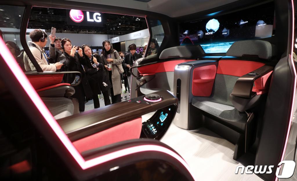 LG전자가 7일(현지시간) 미국 라스베이거스에서 개막한 세계 최대 IT·가전 전시회 'CES 2020'에서 차량용 인포테인먼트 플랫폼 '웹OS 오토'를 기반으로 한 커넥티브카 기술을 처음으로 공개했다. /사진=뉴스1