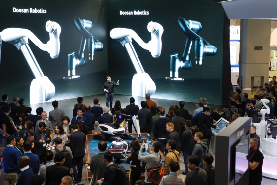 'CES 2020' 두산 부스에서 두산로보틱스의 협동로봇이 부스 입구에서 사인 스피닝(Sign Spinning) 퍼포먼스와 함께 관람객들에게 환영 인사를 하고 있다./사진제공=두산