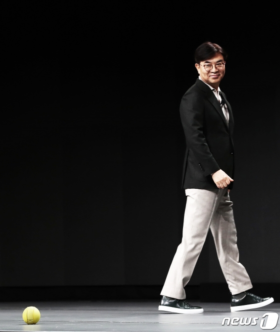 (라스베이거스(미국)=뉴스1) 오대일 기자 = 김현석 삼성전자 소비자가전(CE)부문장 대표이사 사장이 국제가전전시회 'CES 2020' 개막을 하루 앞둔 6일 오후(현지시간) 미국 네바다주 라스베이거스 베네티안 호텔에서 열린 CES 2020 기조연설에서 케어 로봇 '볼리'(Ballie)를 최초 공개하고 있다. 지능형 컴퍼니언(Companion·동반자) 로봇 '볼리'는 공 모양으로 이동이 자유롭고 사용자를 인식해 따라다닐 수 있으며, 사용자 명령에 따라 집안 곳곳을 모니터링하고 스마트폰·TV 등 스마트 기기와 연동해 다양한 홈 케어를 수행할 수 있다. 2020.1.7/뉴스1   <저작권자 ⓒ 뉴스1코리아, 무단전재 및 재배포 금지>