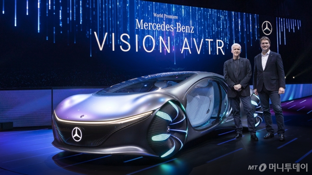 올라 칼레니우스 다임러 AG 및 메르세데스-벤츠 AG 이사회 의장(오른쪽)과 영화 아바타 감독 겸 제작자 제임스 카메론. /사진제공=메르세데스-벤츠 코리아