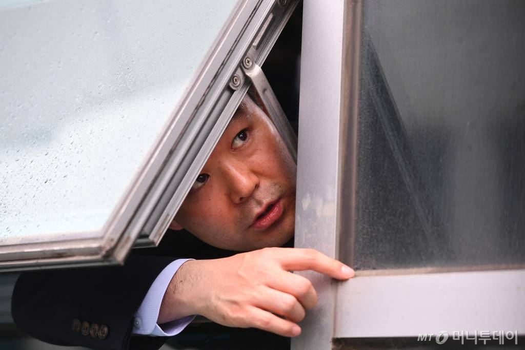 문희상 국회의장이 25일 국회 사법개혁특별위원회(사개특위) 바른미래당 간사인 오신환 의원의 사보임(상임위·특위 의원 교체)을 허가해 이에 반대하는 자유한국당 의원들이 다음 간사인 채이배 의원실을 점거하자 채이배 의원이 창문을 통해 기자들과 인터뷰하고 있다. / 사진=이동훈 기자 photoguy@