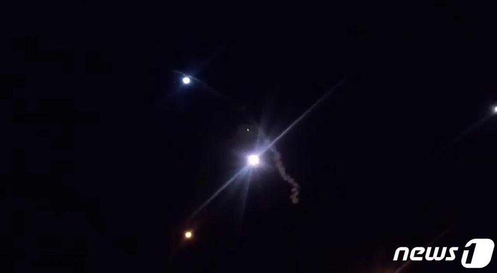 7일(현지시간) 이란이 이라크의 아인 알아사드 미군 공군기지에 미사일 수십발을 발사하고 있다. 이란은 이날 공격이 거셈 솔레이마니 이란 쿠드스군 사령관을 숨지게 한 미국을 향한 보복 작전이라며 이번 작전의 이름을 "순교자 솔레이마니"로 명명했다고 밝혔다./AFP=뉴스1