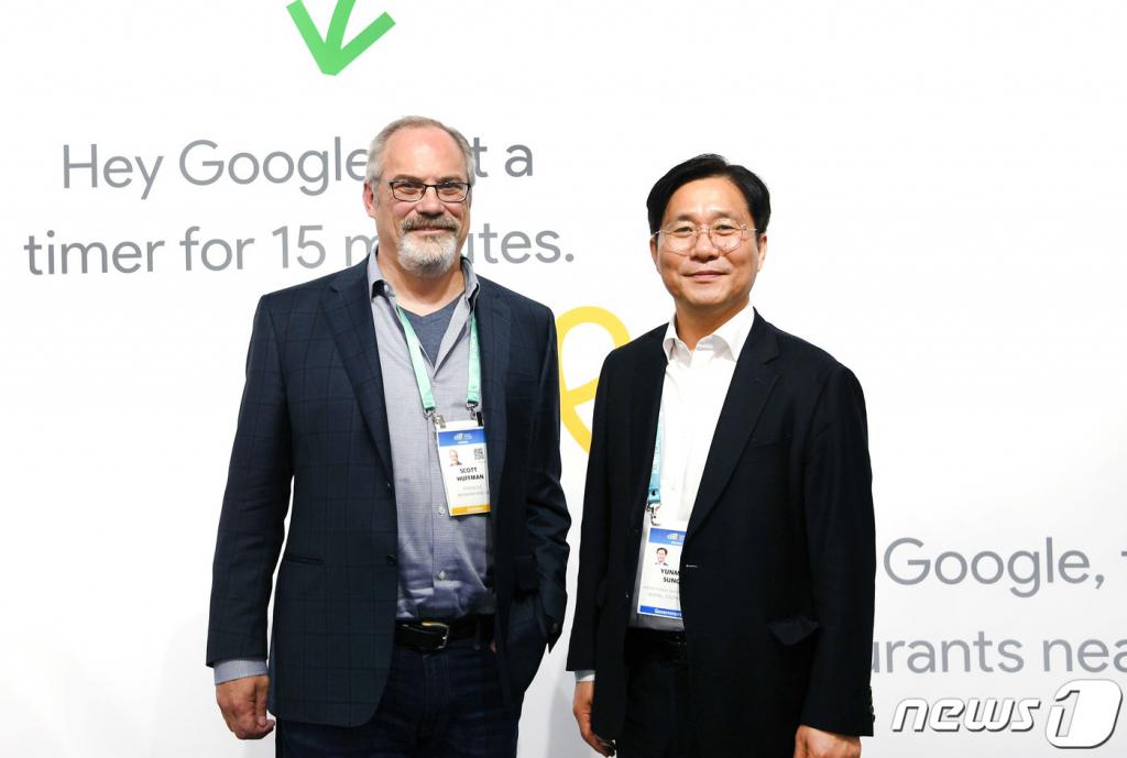 성윤모 산업통상자원부 장관이 7일(현지시간) 미국 라스베가스에서 개최된 국제가전전시회 'CES 2020' 구글 전시관에서 스캇 허프만 구글 부사장(구글 어시스턴트 총괄)과 면담에 앞서 기념촬영을 하고 있다./사진제공=산업통상자원부