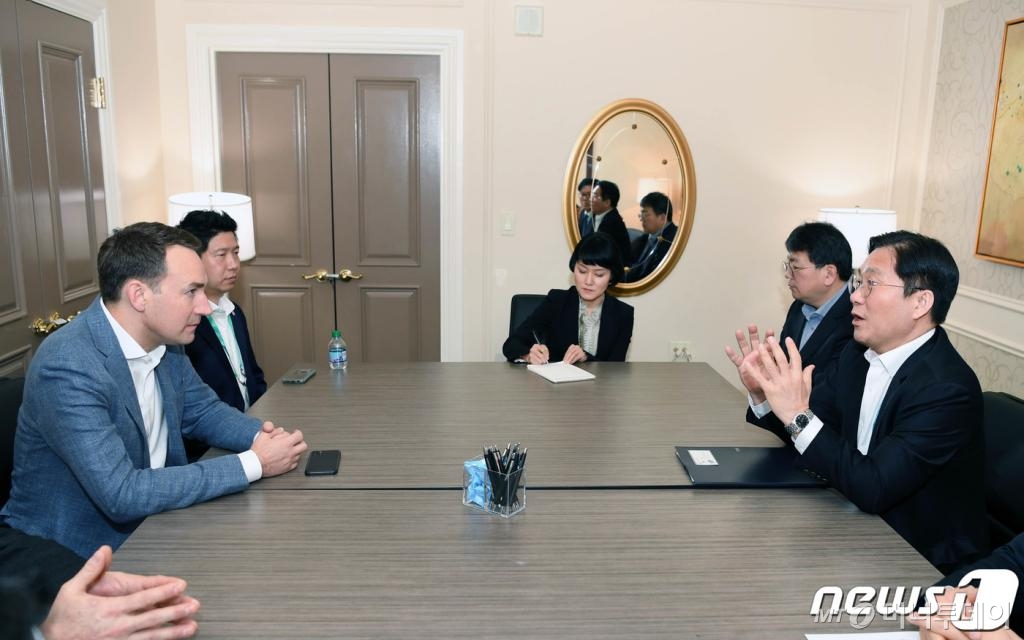 성윤모 산업통상자원부 장관이 7일 오전(현지시간) 미국 라스베가스 베니션호텔에서 에릭 엘리슨(Eric Allison) 우버 엘리베이트(우버社 항공부문) 대표와 면담을 갖고 있다. 성 장관은 플라잉카 실증을 위해 우버社가 에어택시 실증도시로 서울을 선정한 것과 자율비행, 충돌회피, AI, 충전, 통신네트워크, 스카이포트(에너택시 인프라) 등의 공동기술개발 관련 국내 R&D센터 투자 제안 등 현안을 중심으로 의견을 교환했다./사진제공=산업통상자원부