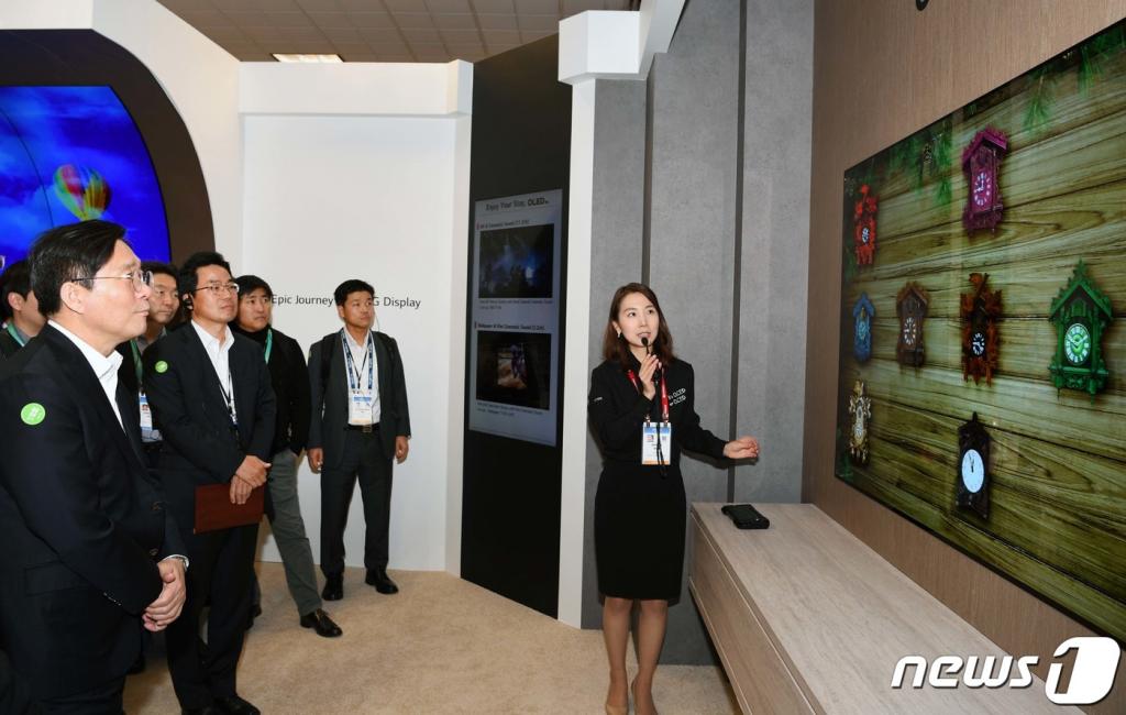 성윤모 산업통상자원부 장관이 7일(현지시간) 미국 라스베가스에서 개최된 국제가전전시회 'CES 2020'에서 LG디스플레이 전시관을 관람하고 있다. /사진제공=산업통상자원부