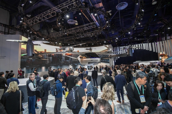 7일(현지시간) 미국 라스베이거스에서 개막한 'CES 2020'에서 현대자동차 전시관에 관람객들이 몰렸다. /사진제공=현대차