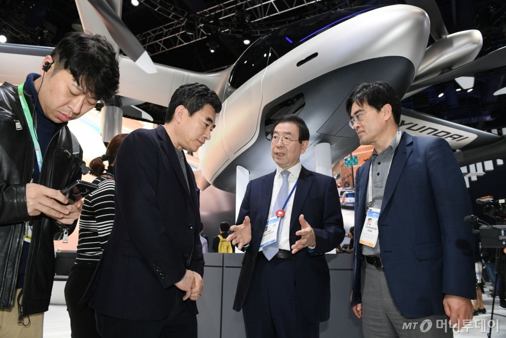 박원순 서울시장이 8일(현지시간) 미국 라스베이거스 현대차관을 방문해 하늘을 나는 승용차를 보고 있다. 박 시장은 이 자리에서 스마트모빌리티의 중요성을 강조했다. 사진제공=서울시