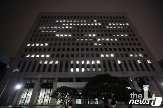 (서울=뉴스1) 민경석 기자 = 조국 전 법무부 장관 일가 비위 의혹과 '유재수 감찰무마' 의혹, 청와대 선거 개입 의혹 등 수사를 지휘한 윤석열 검찰총장 참모진이 8일 법무부의 검찰 고위간부 인사에서 대거 교체됐다. 법무부 관계자는 "신임 법무부 장관 취임을 계기로 인권·민생·법치에 부합하는 인사를 통해 조직 쇄신을 도모했다"며 "국민을 위한 검찰개혁 완수 등을 위해 새롭게 체제를 정비했다"고 밝혔다. 8일 서울 서초구 대검찰청이 밤 늦도록 불을 밝히고 있다. 2020.1.8/뉴스1 <저작권자 © 뉴스1코리아, 무단전재 및 재배포 금지>