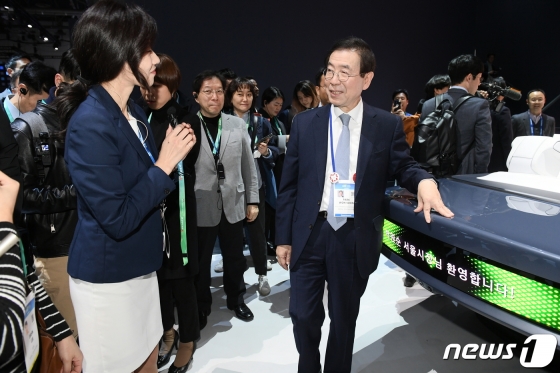 (서울=뉴스1) = 박원순 서울시장이 8일(현지시간) 미국 라스베이거스에서 열린 세계 최대 가전?ICT 박람회인 ‘CES 2020’ 전시장을 둘러보고 있다. (서울시 제공) 2020.1.9/뉴스1  <저작권자 ⓒ 뉴스1코리아, 무단전재 및 재배포 금지>