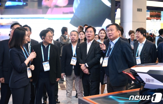 (서울=뉴스1) = 성윤모 산업통상자원부 장관이 8일(현지시간) 미국 라스베가스에서 열린 국제가전전시회 'CES 2020'를 찾아 전시장을 둘러보고 있다. (산업통상자원부 제공) 2020.1.9/뉴스1  <저작권자 ⓒ 뉴스1코리아, 무단전재 및 재배포 금지>