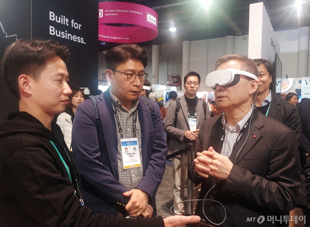 8일(현지시각) 미국 라스베이거스에서 열리고 있는 'CES 2020'에서 LG유플러스 하현회 부회장이 사우스홀(south Hall)에 위치한 피코(PICO) 전시부스를 방문, 가상현실 헤드셋(VR HMD) 신제품을 체험하고 있는 모습./사진제공=LG유플러스