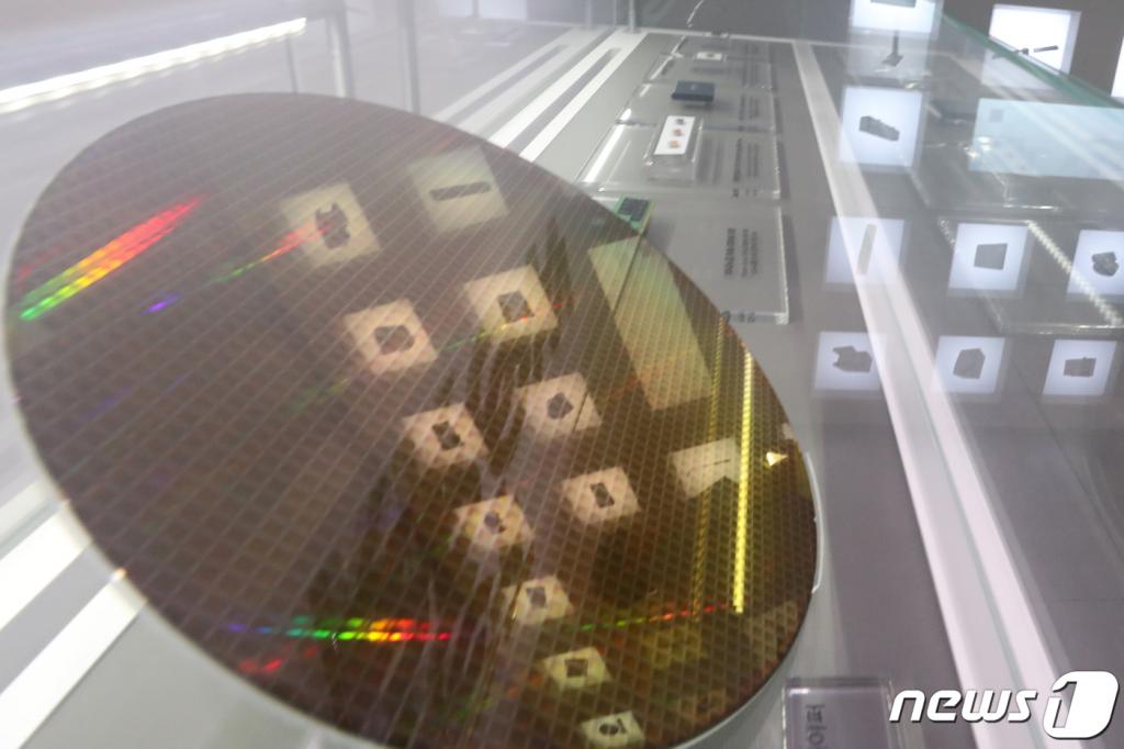 삼성전자 서초사옥 딜라이트룸에 반도체 웨이퍼가 전시돼 있는 모습. 2019.7.31/사진=뉴스1