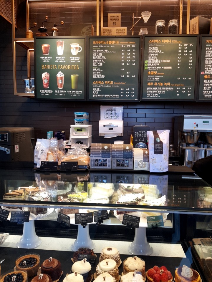 광화문의 한 스타벅스 매장 메뉴판. /사진 = 오진영 기자