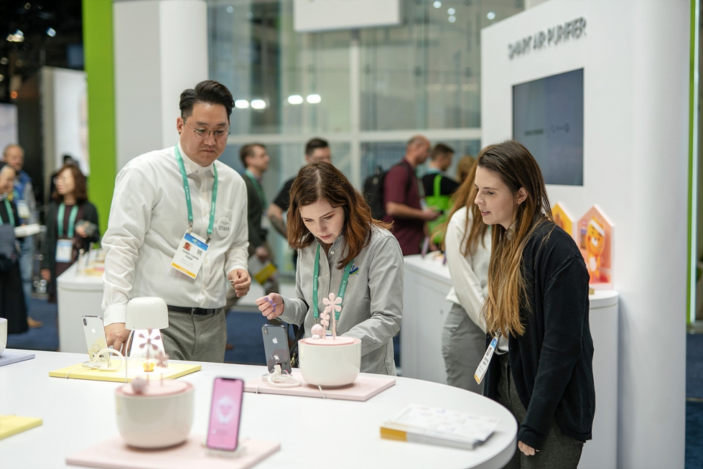 지난 7일(현지시간) 미국 라이베이거스에서 개막한 ‘CES 2020’의 ‘카카오프렌즈 홈킷’ 부스에 많은 관람객들이 방문하여 제품을 구경하고 있다. /사진제공=카카오IX