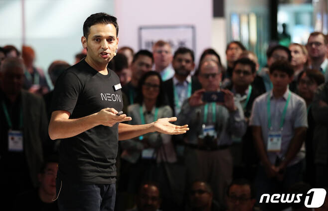 세계 최대 IT·가전 전시회 'CES 2020'이 막을 올린 7일(현지시간) 미국 라스베이거스 컨벤션센터에서 삼성전자 산하 벤처 연구소 스타랩스의 CEO(최고경영자) 프라나브 미스트리가 인공인간 프로젝트 결과물인 '네온'을 소개하고 있다. /사진=뉴스1
