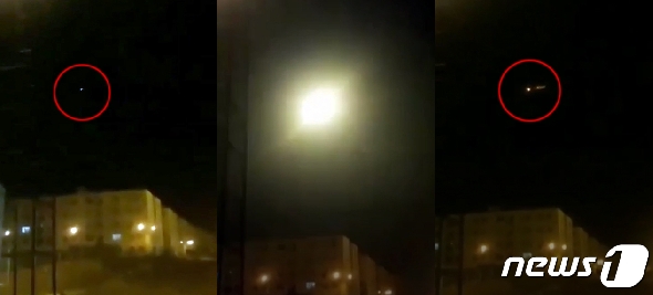 미국 일간 뉴욕타임스가 이란 수도 테헤란 인근에서 우크라이나 여객기가 미사일에 격추되는 장면으로 추정되는 영상을 지난 9일 공개했다. 영상에는 이란의 지대공미사일로 알려진 물체(사진 맨왼쪽 적색 원안)가 상공을 날아가다 기체와 충돌에 섬광(사진 가운데)이 나타나는 모습이 포착됐다. 피격된 여객기는 영상 왼쪽방향으로 방향을 틀어 몇 차례 깜빡이다 하늘에서 사라졌다. (뉴욕타임스 캡처) 2020.1.11/뉴스1