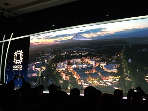 아키오 토요타 사장(왼쪽)이 지난 6일(현지시간) 미국 라스베이거스 만달레이베이 호텔에서 열린 세계 최대 IT·가전전시회 ‘CES 2020’의 토요타 프레스 콘퍼런스에서 발표를 하고 있다./사진=기성훈 기자