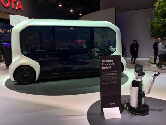 토요타의 우븐 시티에서 사용될 자율주행 셔틀 'e-팔레트(뒷쪽)'와 휴먼 서포트 로봇./사진=기성훈 기자