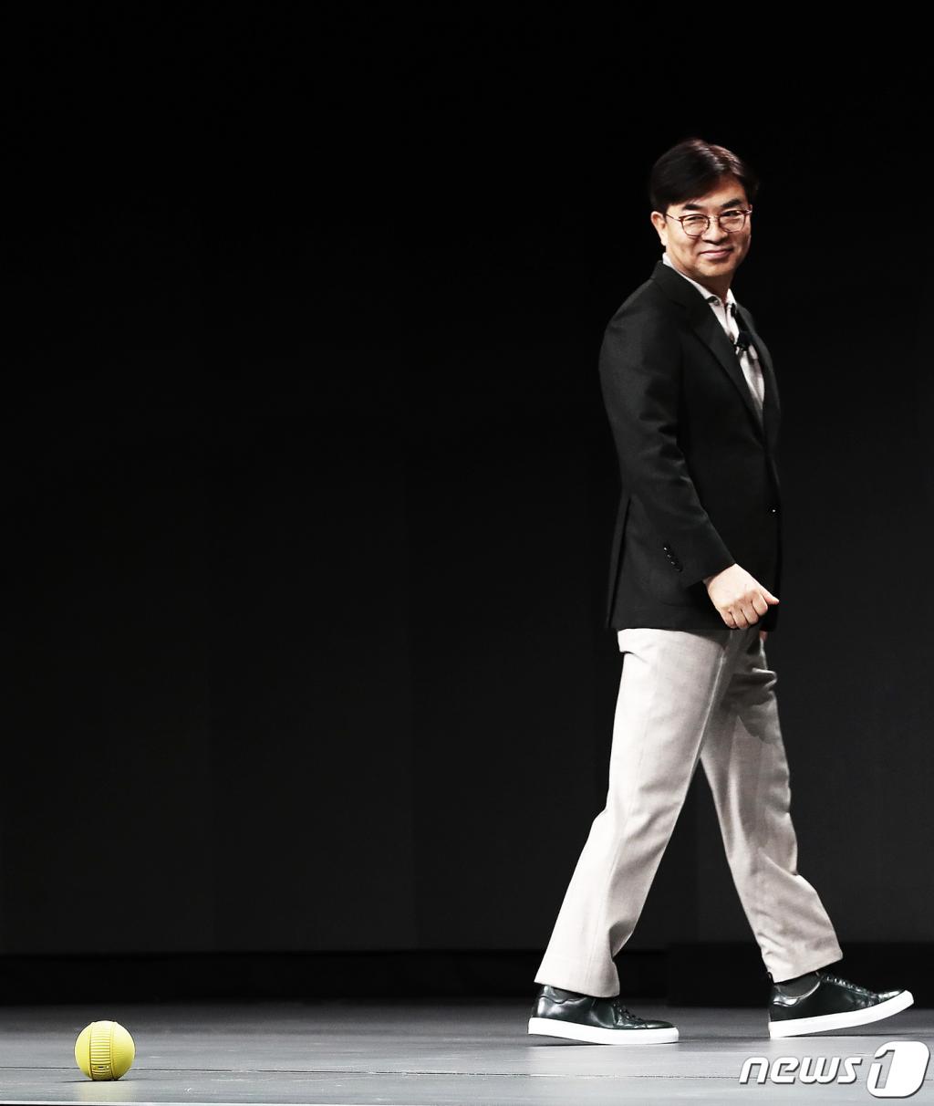 김현석 삼성전자 소비자가전(CE)부문 대표(사장)이 'CES 2020' 개막을 하루 앞둔 6일(현지시간) 미국 라스베이거스 베네티안 호텔에서 열린 'CES 2020' 기조연설에서 인공지능 동반로봇 '볼리'를 처음으로 공개하고 있다. /(라스베이거스(미국)=뉴스1