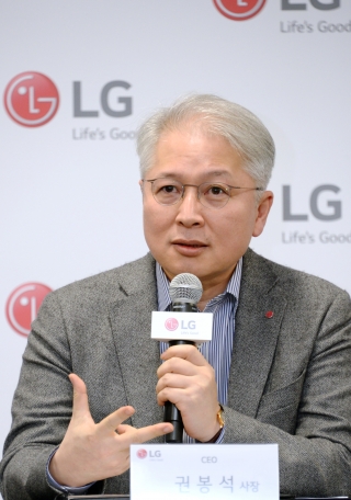 권봉석 LG전자 CEO(최고경영자·사장)가 세계 최대 IT·가전 전시회 'CES 2020' 개막 이틀재인 8일(현지시간) 미국 라스베이거스에서 진행된 기자간담회에서 취재진의 질문에 답하고 있다. /사진제공=LG전자